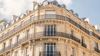 Immeuble d'angle haussmannien à Paris